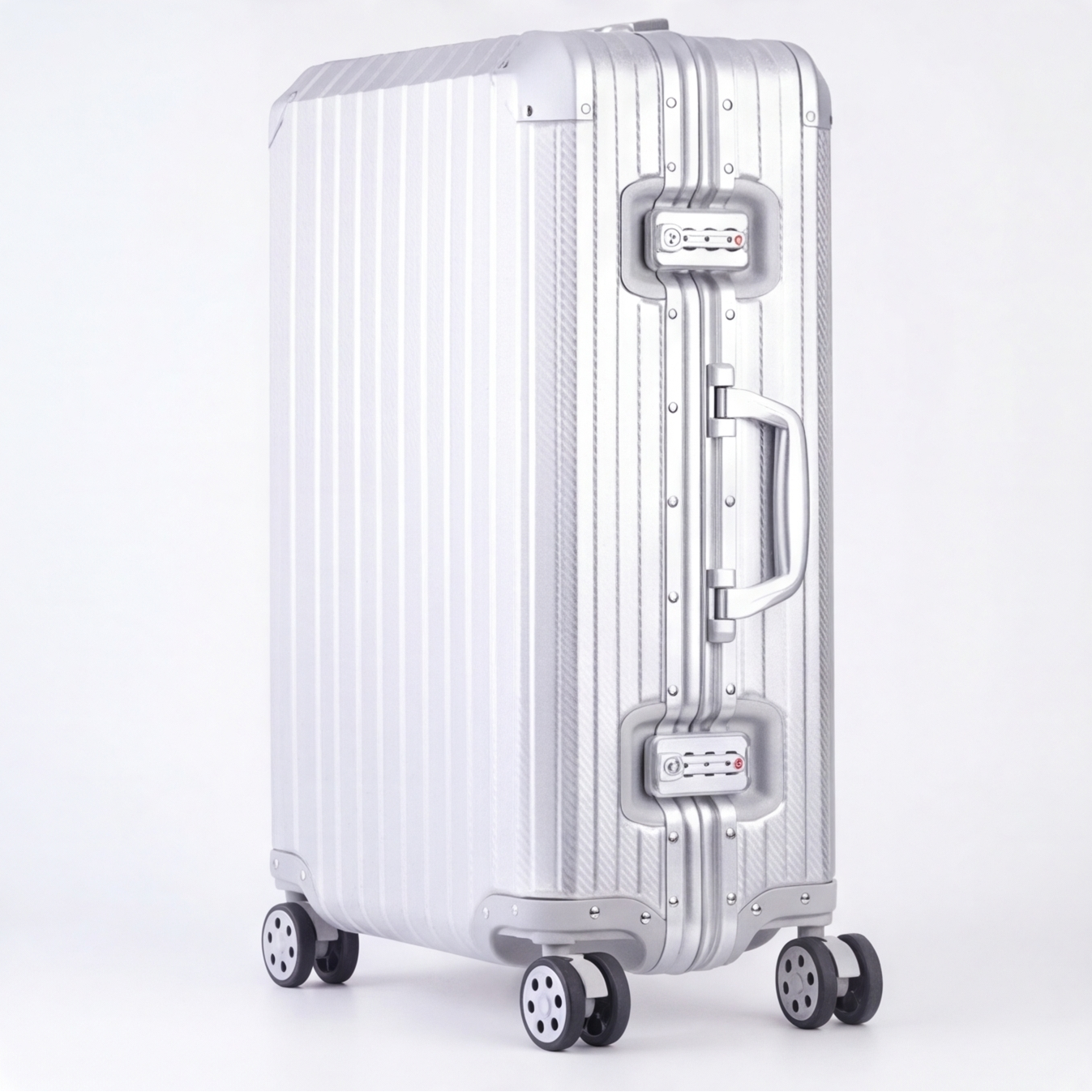 The Atlas Aluminium Luggage — Silver