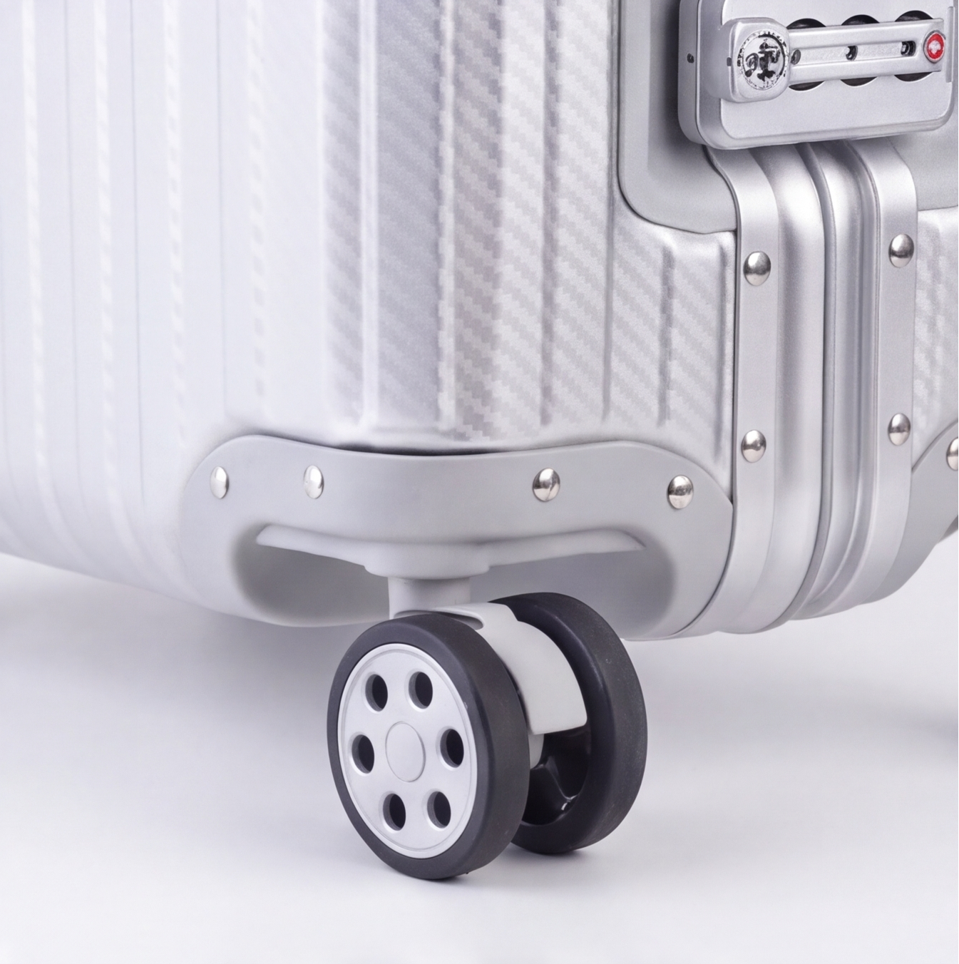 The Atlas Aluminium Luggage — Silver