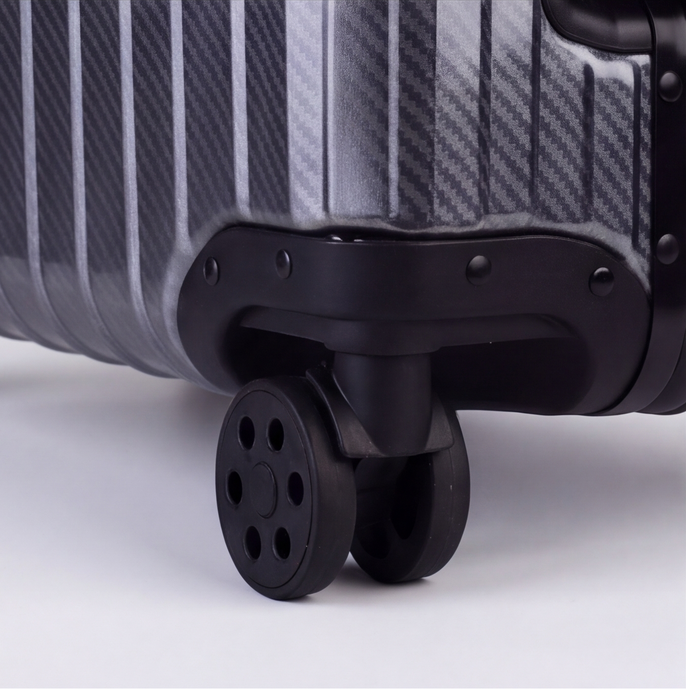 The Atlas Aluminium Luggage — Gunmetal